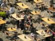  clients attablés à une terrasse de café